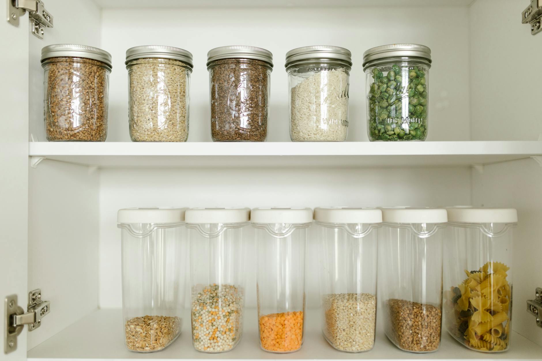 Domowa spiżarnia zero waste, jak zaplanować zbiory i przechowywanie, by nic się nie zmarnowało Domowa spiżarnia zero waste z kaszami w szklanych słoikach i suchymi produktami