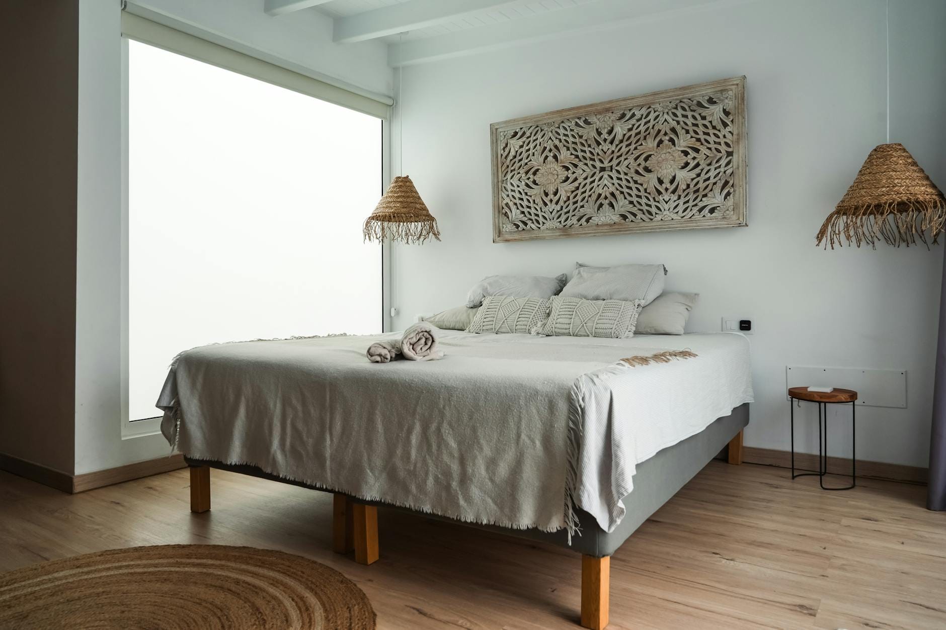Minimalistyczna sypialnia w stylu coastal z naturalnymi dodatkami