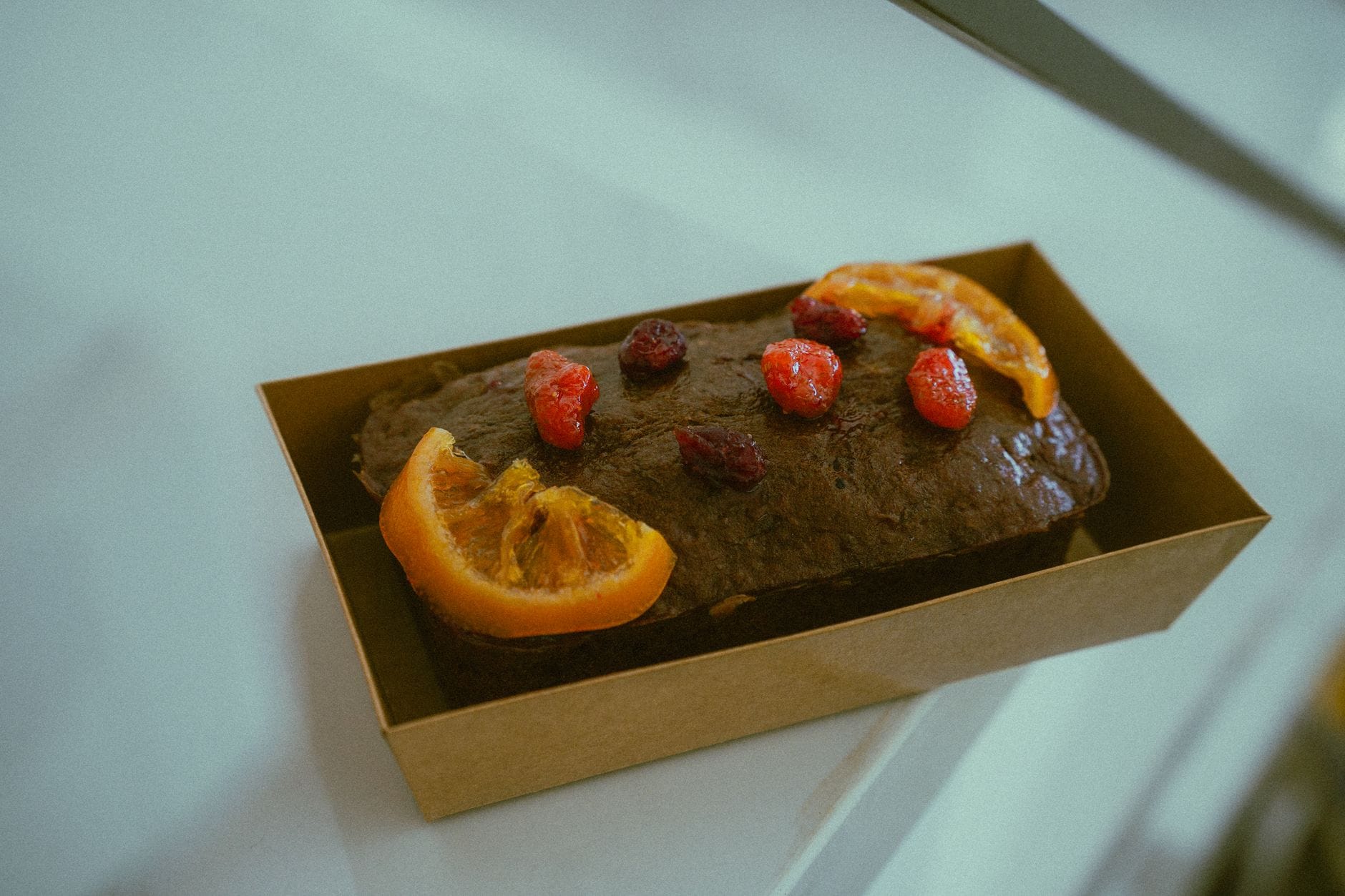 Czekoladowa babka bez cukru z plastrami cytrusów i jagodami